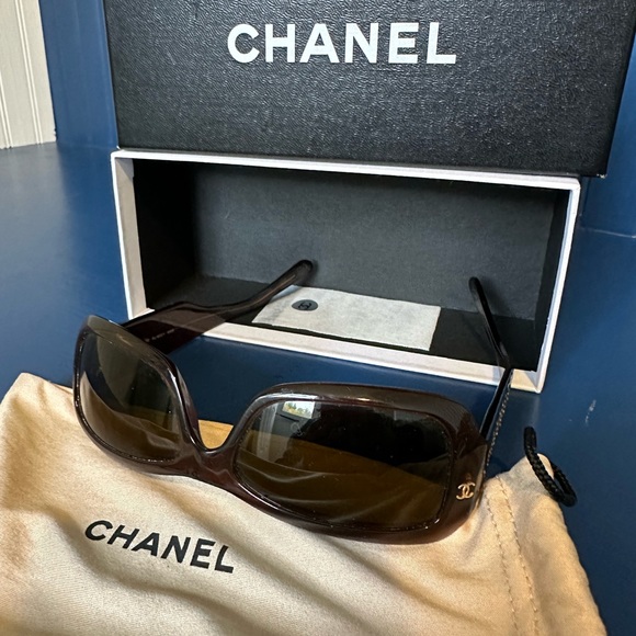 Chanel sunglasses with original pouch and box - Picture 8 of 9